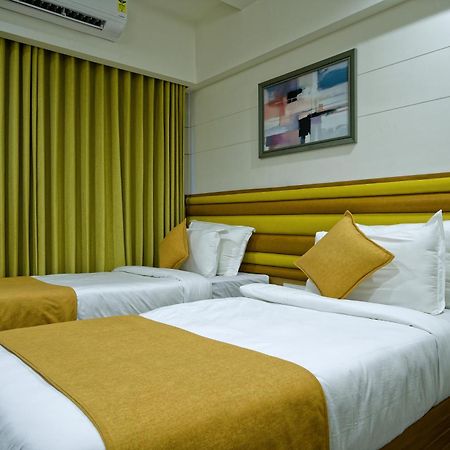 Hotel Lake Point Ахмедабад Экстерьер фото